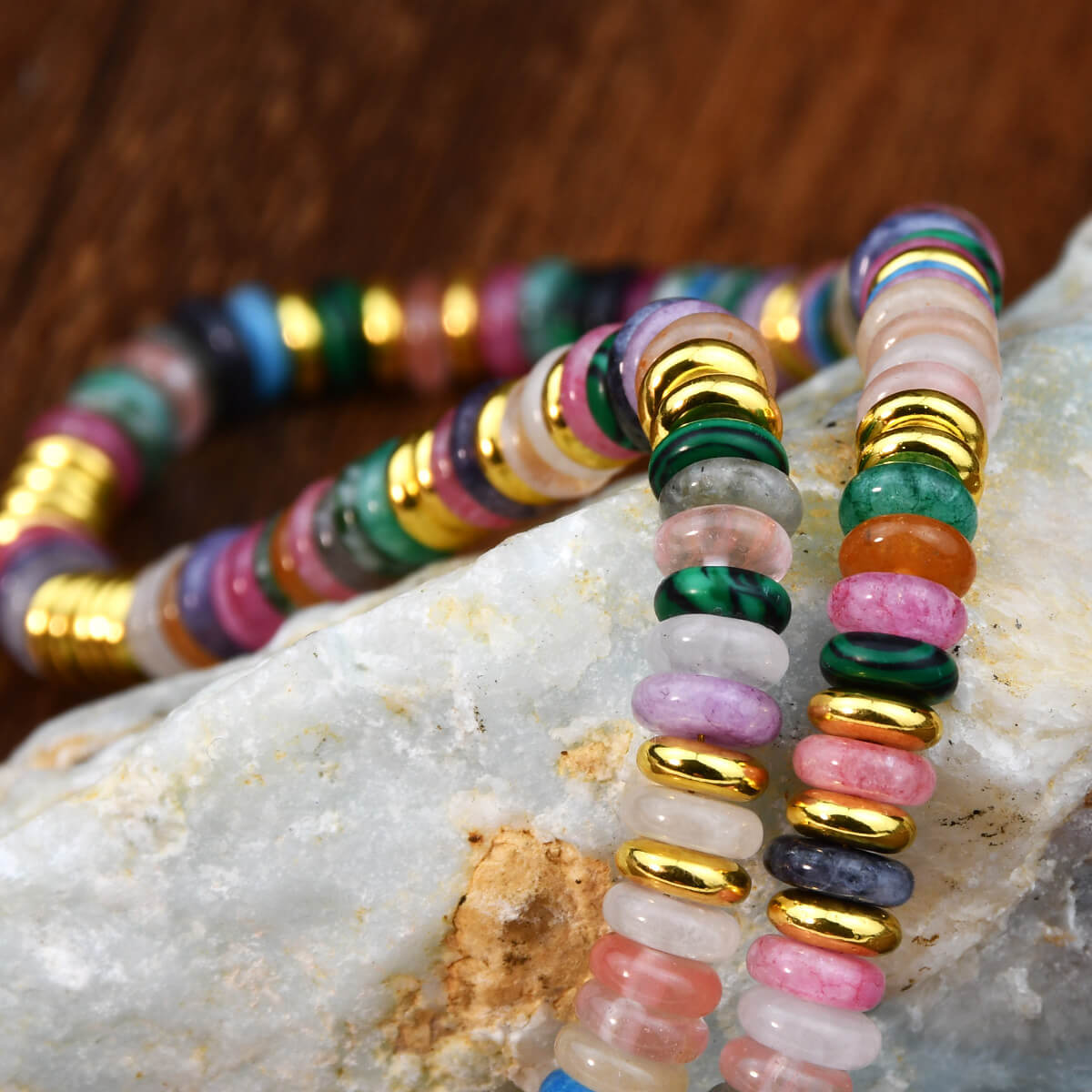 Boho Summer Natural Stone Disc Choker – Colorful Heishi Beaded Necklace with Gold Accents, Vintage Clavicle Chain