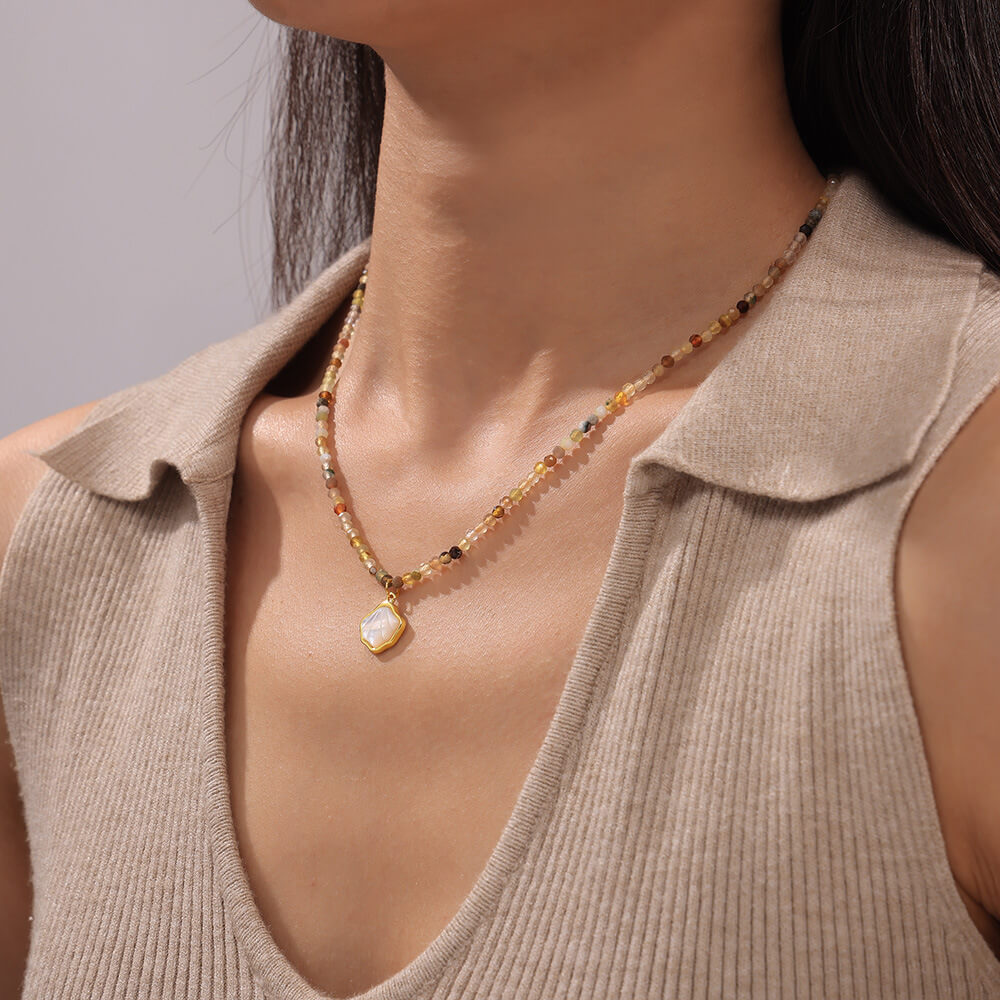 Dainty Shell Pendant Natural Stone Choker – Pearlescent Seashell Charm Beaded Necklace, Summer Coastal Clavicle Chain